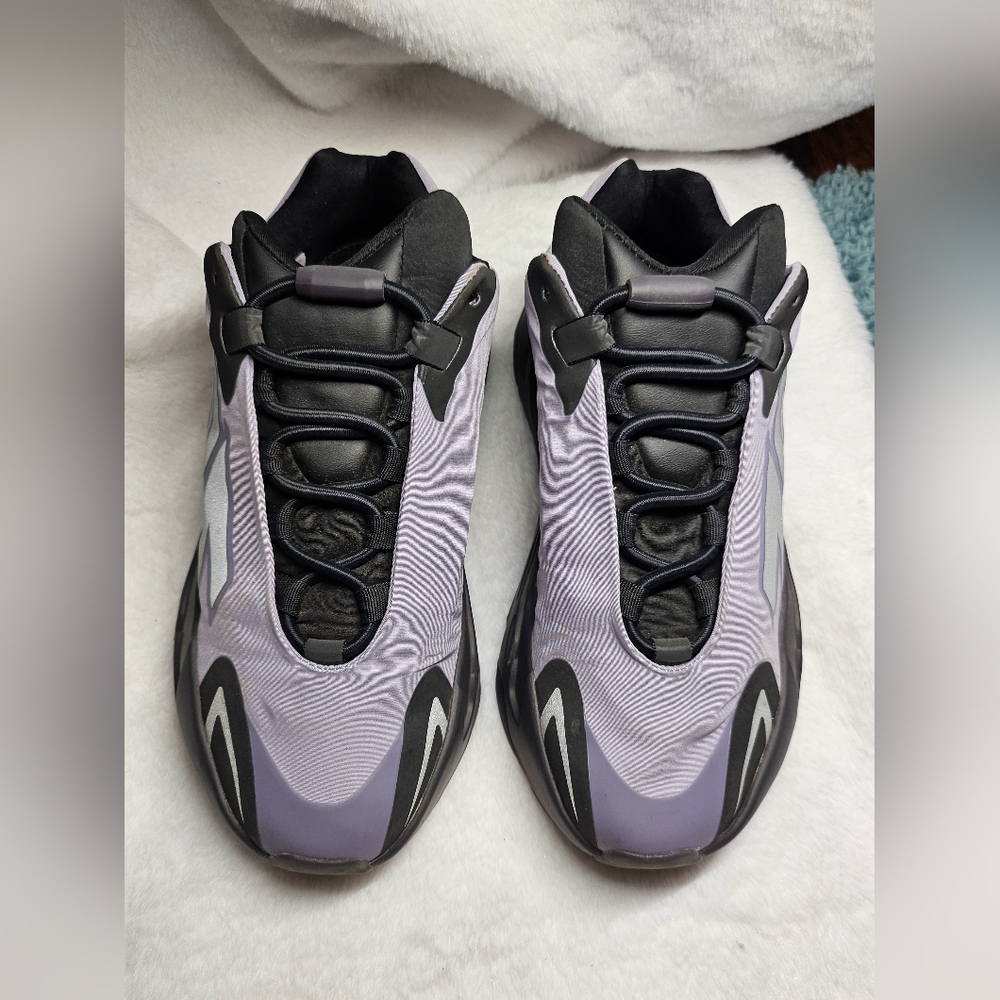 ADIDAS YEEZY BOOST 700